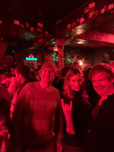 Gesellige Stimmung in einer Hamburger Bar mit Diggabräu Bier