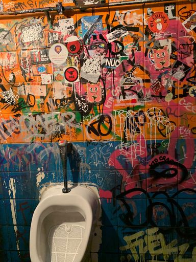 Kunstvolle Graffiti-Wand in einer Szene-Bar in Hamburg