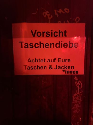 Hinweisschild in einer Hamburger Kneipe – Sicherheit geht vor