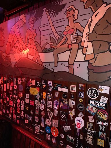 Hamburger Bar mit urbanem Street-Art-Flair und Stickern