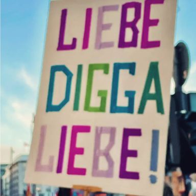 Buntes Schild mit Botschaft „Liebe Digga Liebe!“ auf einer Hamburger Veranstaltung