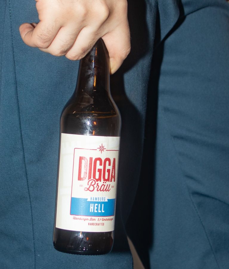 Diggabräu IPA – handgebrautes Craft Bier aus Hamburg mit fruchtigen Hopfennoten, aufgenommen in einer Brauerei